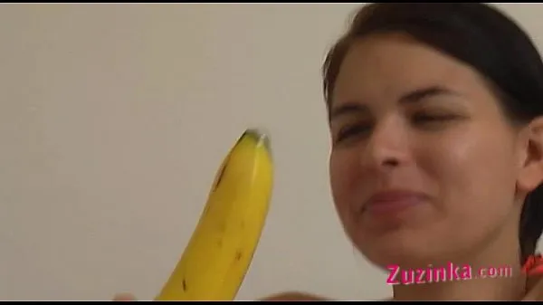 How-to: Une jeune fille brune enseigne à l'aide d'une banane clips sympas