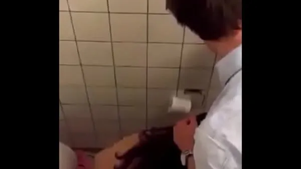 Hot Teen Doesnt Notice Being Recorded While In The Bathroom kule klipp