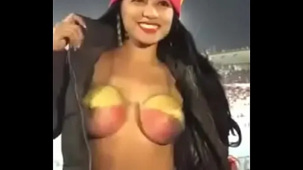 Горячие Ecuatoriana enseñando las tetas en partido de futbol крутые клипы