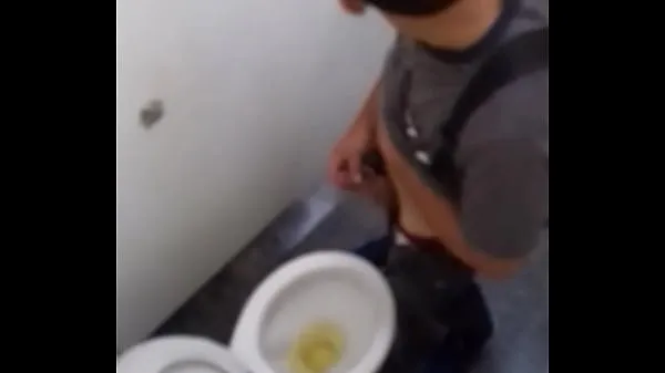 Clip interessanti Married spying on the boy's cock in the bathroominteressanti