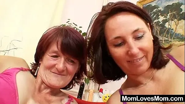 Clips Abuela peluda jugueteada por lesbiana madura tetona interesantes