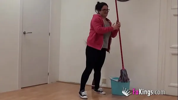 Clips La chica de la limpieza (la buena, la de a diario) se pone cachonda y... ¡vaya TETONES interesantes