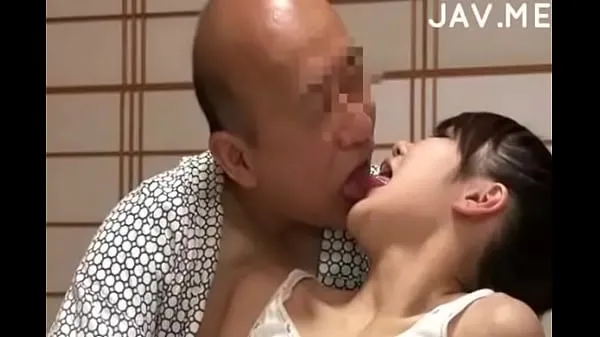 Une jeune fille japonaise avec des seins naturels surprend un vieil homme clips sympas