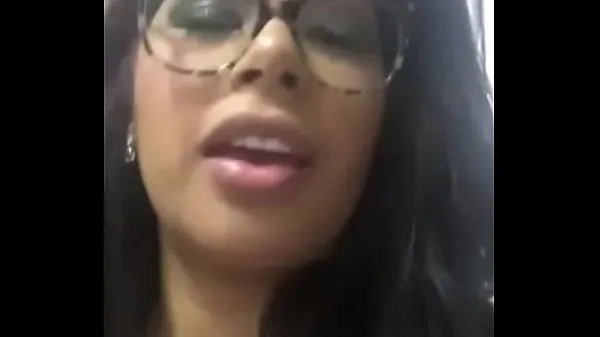 Rica Venezolana exhibant son Bic Mac à la mode cucota clips sympas