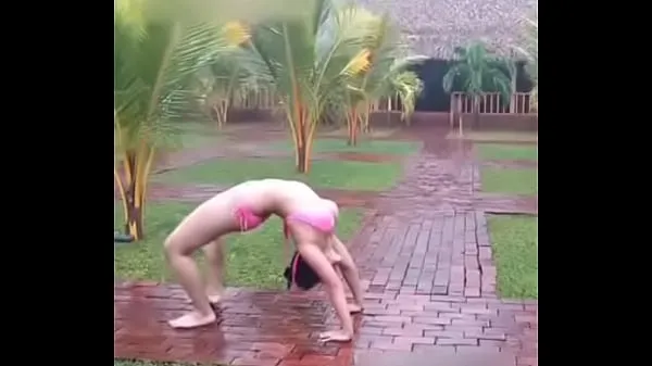 Yoga sous la pluie .MKV clips sympas