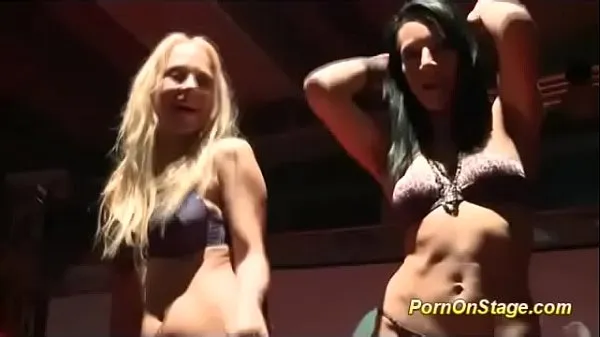 Heta lesbian porn on public stage coola klipp