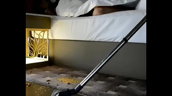 Clip interessanti Desi Wife Pankhuri stuzzica il culo in un ragazzo di pulizia in camera in hotel con il maritointeressanti