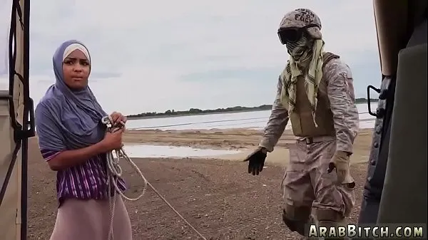 Femme musulmane trompant The Booty Drop point, à 23 km de la base clips sympas