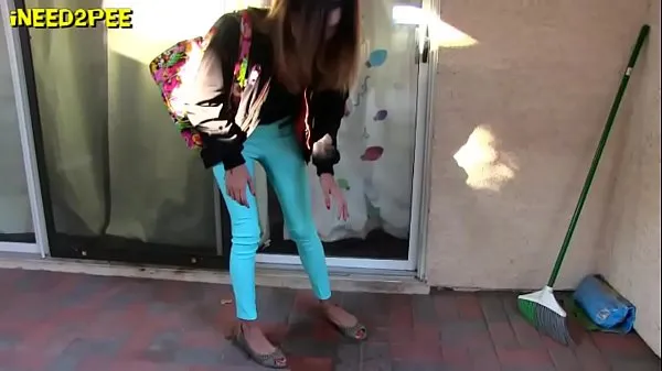 Nouvelles filles pissent leur pantalon en public réel mouillant 2018 clips sympas