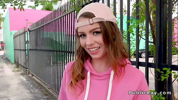 Vroči Teen and fucking in public kul posnetki