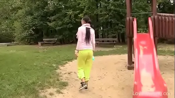 Horúce Bursting To Pee In A Public Park, Young Girl Faces An Embarrassing Situation skvelé klipy