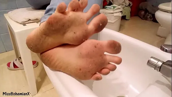 Washing Extremely Dirty Feet - Close Up (TEASER clipes legais