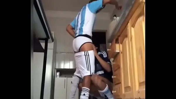 Newbie sucer le pirocudo après le football clips sympas