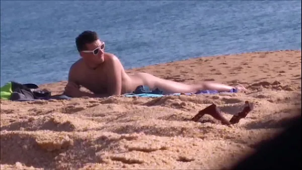 Jeune mec nudiste a la plage clips sympas