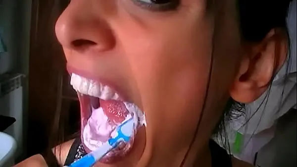 Obsessão fetichista por saliva, saliva, boca e dentes clipes legais