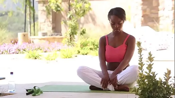 Heta Busty black babe Jezabel does yoga outdoor coola klipp