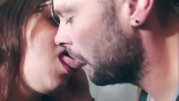 Clips POR QUÉ HACEMOS TODO ESTO. Amature pareja besándose. (Y sí, esos labios son increíbles interesantes