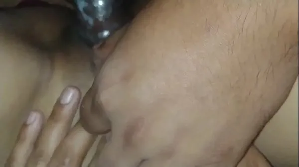 Elle se laisse filmer le visage couvert ... De délicieux liquides clips sympas