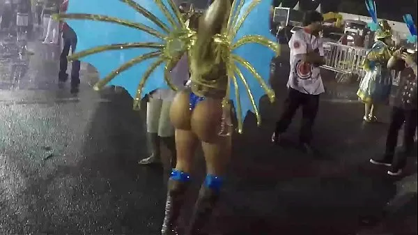 Sıcak Cacau Colucci dando um show antes da entrada da escola no Sambódromo no Anhembi antes do desfile da segunda da noite de São Paulo harika Klipler