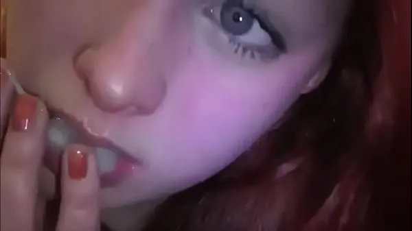 Hot Married redhead playing with cum in her mouth kule klipp