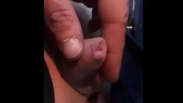 Petite bite injectée avec deux doigts clips sympas