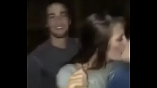 casal saindo em um estábulo ao ar livre clipes legais