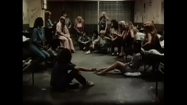 Heiße Chained Heat (alternativer Titel: Das Frauenlager in Westdeutschland) ist ein 1983 amerikanisch-deutscher Ausbeutungsfilm im Genre der Frauen im Gefängniscoole Clips