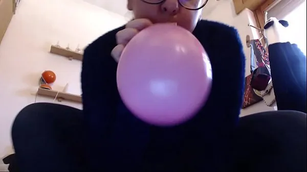 Ces ballons colorés excitent tellement qu'elle couine dessus comme jamais auparavant clips sympas