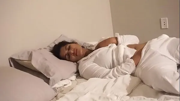 Desi Bhabi fucks herself in bed - Maya مقاطع رائعة