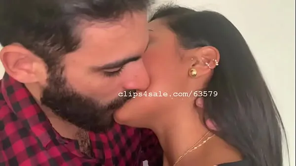 Casal latino sexy se beijando clipes legais