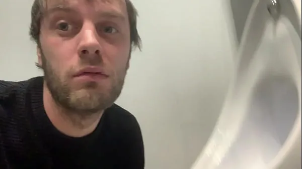 Faggot licks work urinal Klip keren yang keren