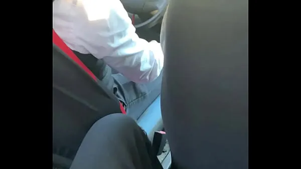 Clips maricón se masturba en la parte trasera del coche interesantes