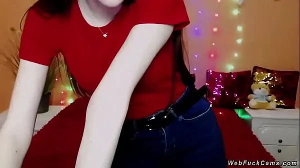 Heiße Solo blasse Brünette Amateur Babe in rotem T-Shirt und Jeanshose zieht ihr Oberteil und blinkende Brüste im BH aus und zieht sich dann in der Webcam-Show wieder ancoole Clips