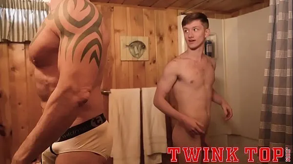 Clip interessanti TWINKTOP - Stud di twink appeso scopa il vecchio dai muscoli argentati senza sellainteressanti