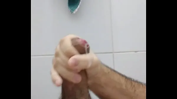 Clips Oso pajeándose en el baño interesantes