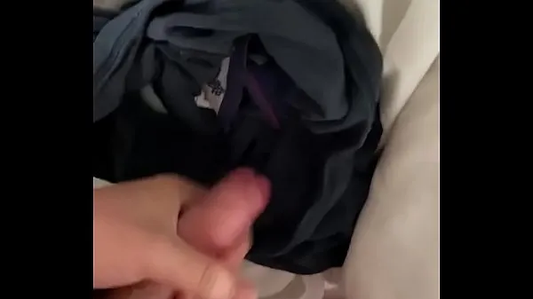 Hot Got lot of pre-cum that need cleaning up and with big cumshot at the end seje klip