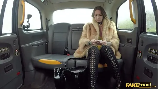 Fake Taxi Ava Austen monte un gros gode noir sur la banquette arrière clips sympas