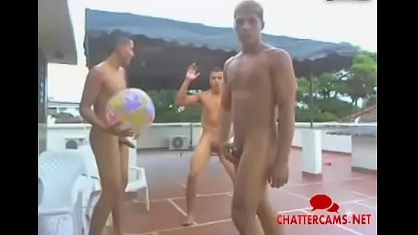 Menő Three Gay Brazilians Play Nude Rooftop Volleyball menő klipek