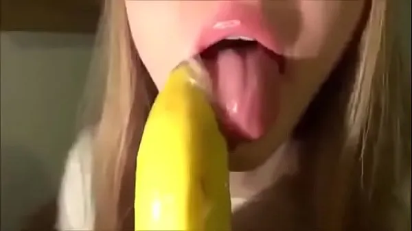 Jolie fille suce une banane avec préservatif clips sympas