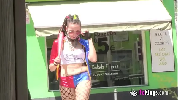 Heiße Harley Quinn Cosplayer nimmt auf und bläst Jungs auf der Straßecoole Clips