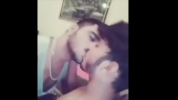 Heta Hot Desi Kiss Between Two Indian Guys coola klipp