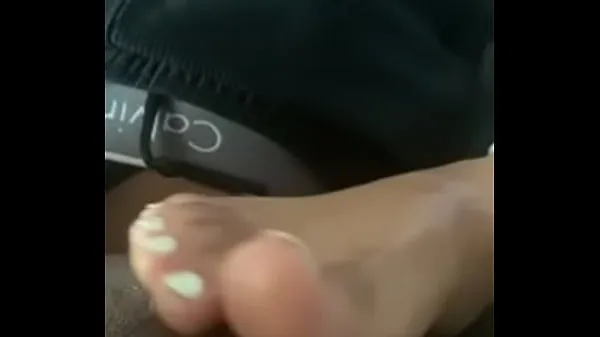 Footjob de um bom amigo de Minas depois de um ano falando com ela sobre isso clipes legais