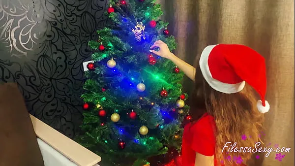 Clips decora el arbol de navidad y se masturba el cono con el lollipop interesantes