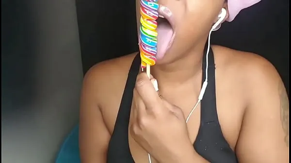 Sıcak Cute ebony chick sucking Lollipop harika Klipler