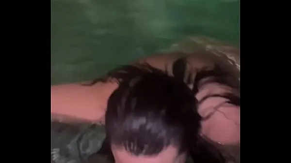 Pawg suce la BBC dans la piscine clips sympas