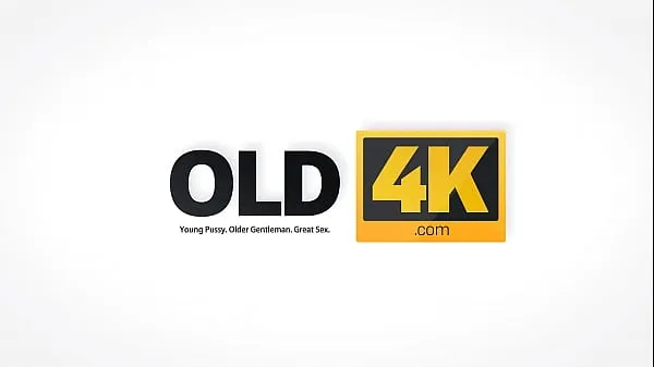 ホットなOLD4K。ティーンは彼女の古い配偶者とのセックスの気分で目を覚ますクールなクリップ