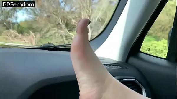 Heiße POV nackte Füße mit Herrin Sofi im Autocoole Clips