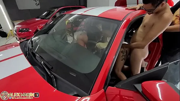 Clip interessanti Dietro le quinte di un'auto sportiva rossa con 2 bellissime sorelleinteressanti