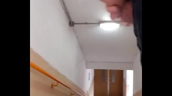 Flash dick derrière un nettoyeur dans un escalier clips sympas