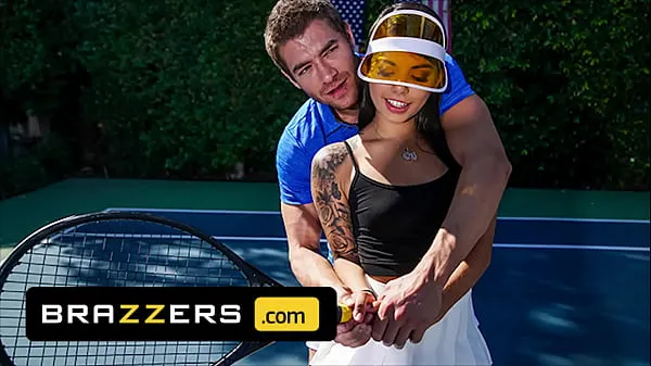 Heta Xander Corvus) Massages (Gina Valentinas) Foot To Ease Her Pain They End Up Fucking - Brazzers coola klipp